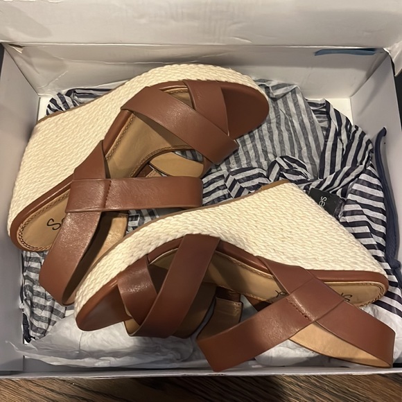 Brown wedge sandals - size 7.5. Never worn - new in box. - Picture 4 of 4